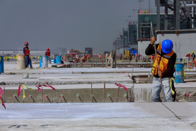 Testimonios de trabajadores y exobreros señalan que la calidad de vida dentro del Aeropuerto Internacional de Santa Lucía es precaria. (ARCHIVO)