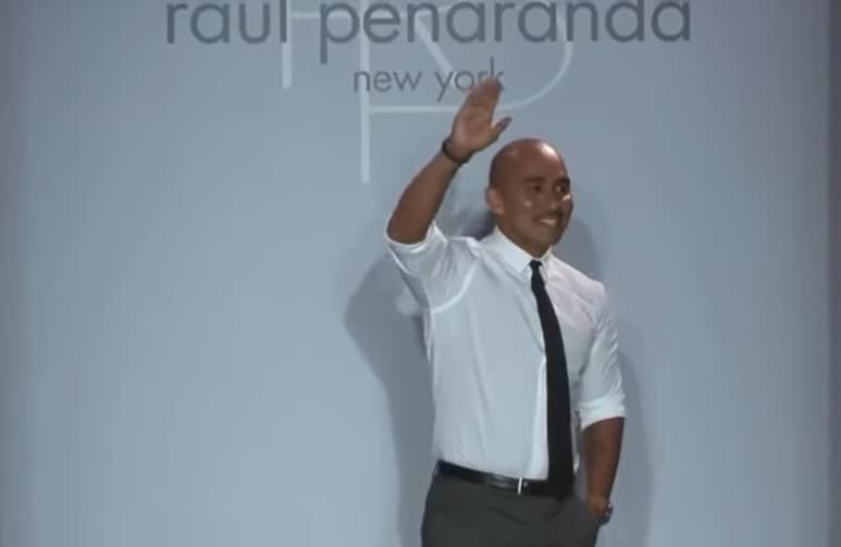 El diseñador Raúl Peñaranda presentó este miércoles en Nueva York una colección de vestidos largos y glamurosos, inspirados en la década de los 50, 'la mejor era del mundo', según el colombiano, con un toque moderno y con presencia de sus raíces.