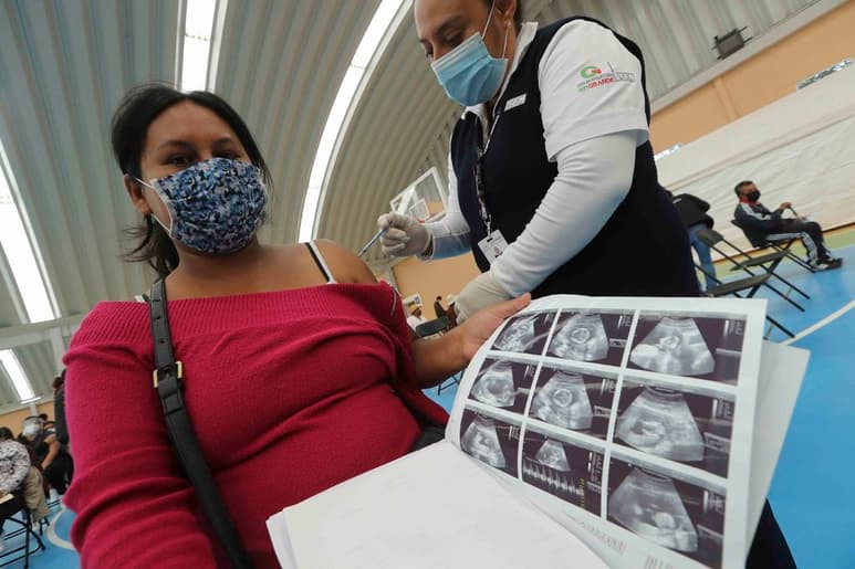 La OPS recomendó que las embarazadas, después del primer trimestre, y las que están lactando reciban la vacuna anti-COVID. (ARCHIVO)