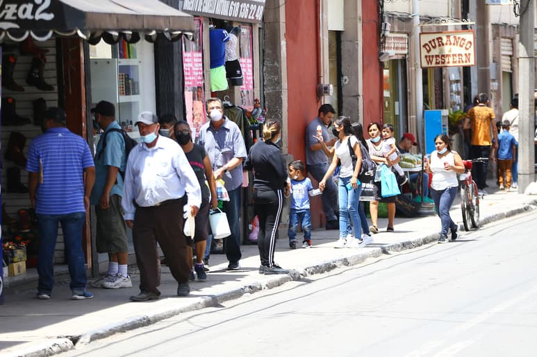 El cambio de Durango al color amarillo en el Semáforo de Riesgo Epidemiológico por COVID-19 da un respiro al comercio local, sin embargo, se debe privilegiar la salud y aspirar a llegar al color verde, consideró el representante en Durango de la Cámara Nacional de Comercio (Canaco), Mauricio Holguín Herrera. (ARCHIVO)