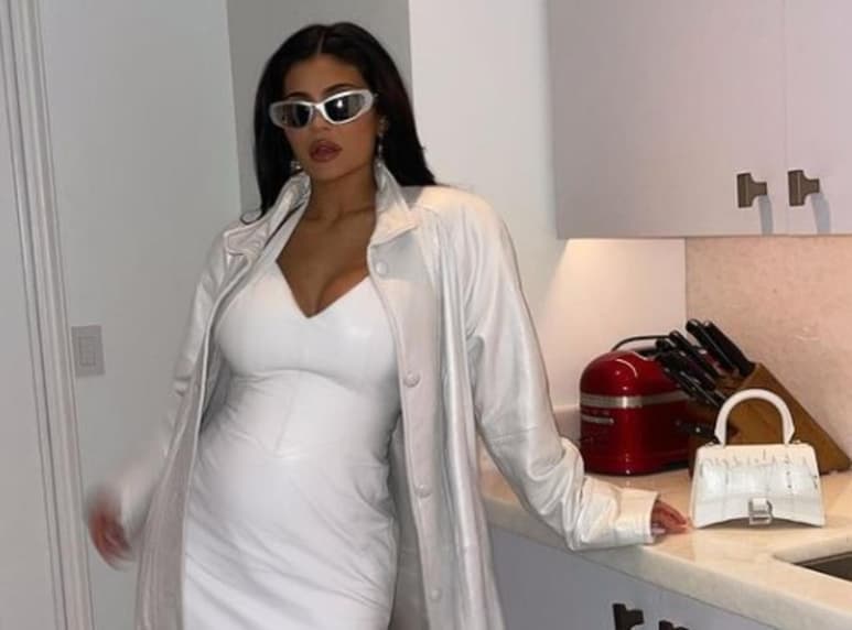 Con un glamuroso look, la influencer y modelo de Los Ángeles, California, Kylie Jenner presumió en su cuenta de Instagram su figura de embarazo que estuvo escondiendo durante algunas semanas.