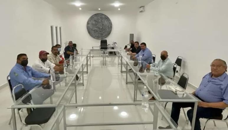 Se llegó al acuerdo de retirar el bloqueo de camiones y separar del cargo al agente de tránsito municipal y a los dos policías involucrados en los hechos suscitados el pasado lunes, mientras Contraloría hace las investigaciones correspondientes. (EL SIGLO DE TORREÓN)