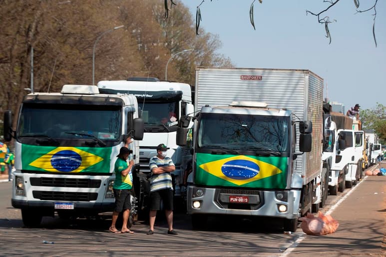 Los camioneros que bloqueaban carreteras en Brasil exigiendo la destitución de los jueces de la Corte Suprema comenzaron a levantar su protesta tras un pedido del presidente Jair Bolsonaro, a quien obedecieron este jueves, aunque a regañadientes. (EFE)