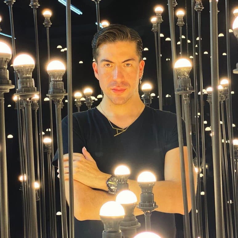 Alejandro González se ha convertido en una estrella del mundo del maquillaje en La Laguna (CORTESÍA)