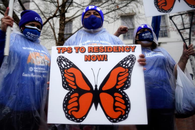 El gobierno estadounidense anunció el jueves que extendió de forma automática el estatus migratorio temporal del que gozan miles de salvadoreños, hondureños y nicaragüenses en Estados Unidos. (ARCHIVO) 