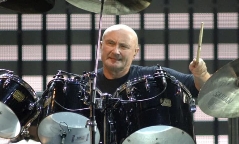 A sus 70 años, el legendario rockstar británico, Phil Collins, quien está a punto de iniciar la gira de despedida de su banda Genesis, admite que no puede volver a tocar el instrumento que lo encumbró y ni siquiera sostener las baquetas, compromiso que delega en su hijo Nicholas, de 20. (ESPECIAL)