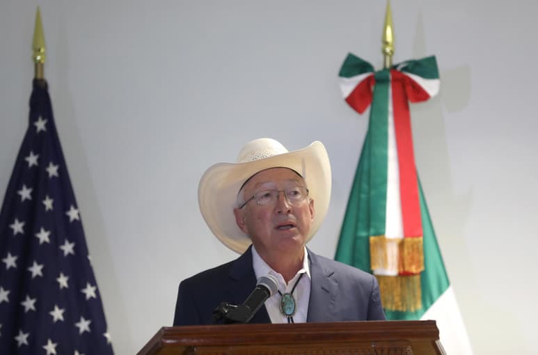 El nuevo embajador de Estados Unidos en México, Ken Salazar, llegó este sábado a territorio mexicano, donde enunció la migración, la pandemia, la seguridad y el cambio climático como sus prioridades. (EFE)