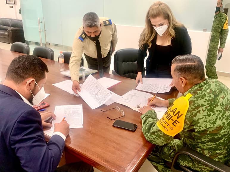 Autoridades municipales y militares formalizaron la firma de la escritura del terreno donde se construirá el cuartel de la GN. (EL SIGLO DE TORREÓN / MARY VÁZQUEZ)