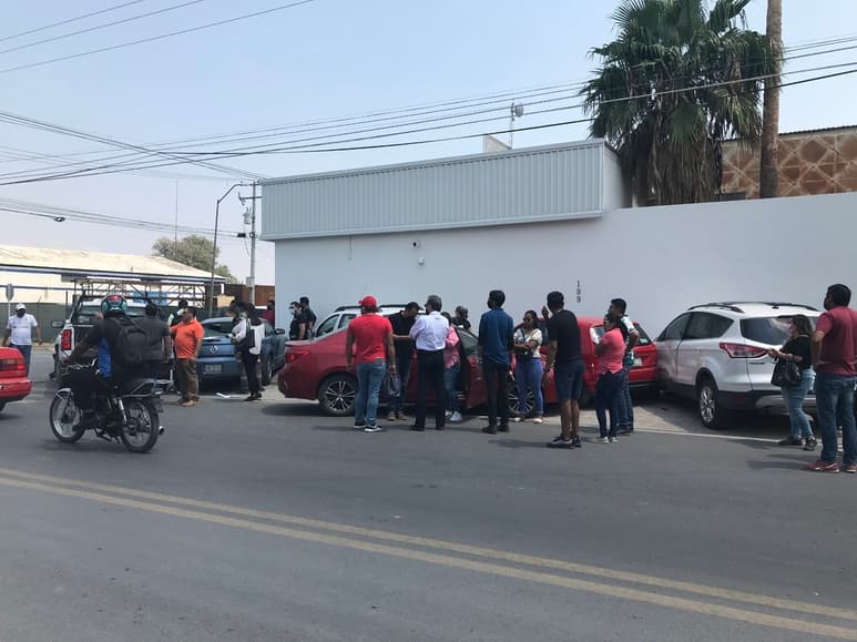 En el accidente vial participaron dos unidades en movimiento y cuatro más que se encontraban estacionadas. (EL SIGLO DE TORREÓN)