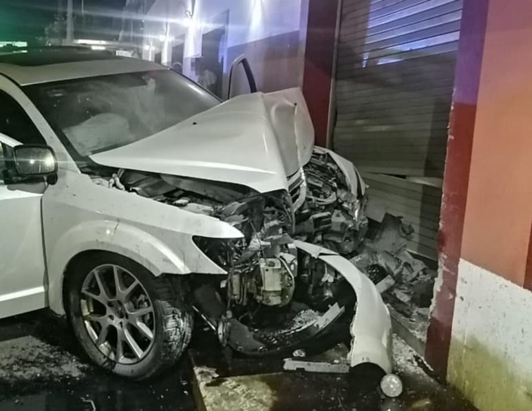 También derribó un señalamiento vial ubicado sobre un camellón. (EL SIGLO DE TORREÓN)