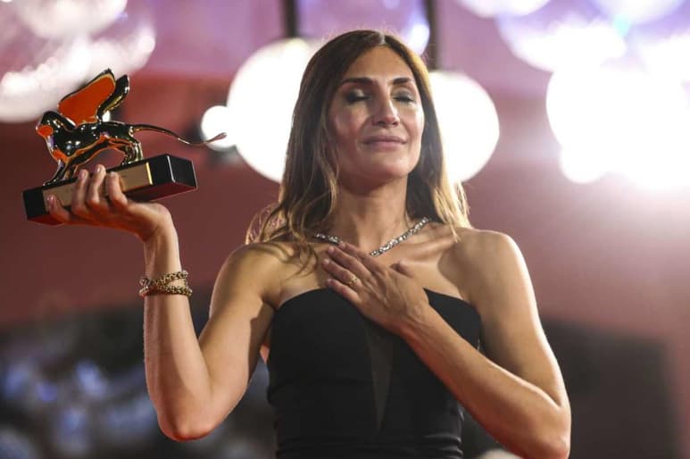 El drama sobre el aborto de Audrey Diwan ambientado en los años 60 “L’Evenement” (“Happening”) se alzó con el León de Oro en la 78va edición del Festival Internacional de Cine de Venecia, mientras que el segundo lugar fue para la semiautobiográfica “È stata la mano di Dio” (“Fue la mano de Dios”) de Paolo Sorrentino. Penélope Cruz se llevó el premio a la mejor actriz por su trabajo en “Madres paralelas” de Pedro Almodóvar.