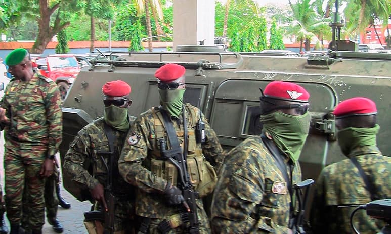 La junta militar que controla el poder en Guinea-Conakri desde el golpe de Estado de hace una semana contra el presidente Alpha Condé convocó a los principales actores sociopolíticos del país a una ronda de diálogo que tendrá lugar la próxima semana para fijar las líneas del futuro del país. (ARCHIVO) 