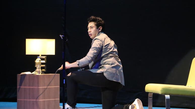 Vive con su pareja, pero no se ha casado y tiene un auto que no ha terminado de pagar, es por eso que considera que lo citado tiene que ver con algo semiformal, de ahí que Daniel Sosa así llamará a su nuevo show, el cual trajo al Teatro Isauro Martínez anoche.