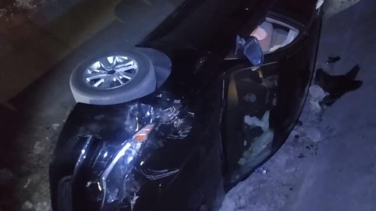 Durante la madrugada de este domingo, un vehículo cayó dentro de un canal de riego en el ejido San Agustín de la ciudad de Torreón, fue abandonado en el lugar por sus ocupantes. (ARCHIVO)