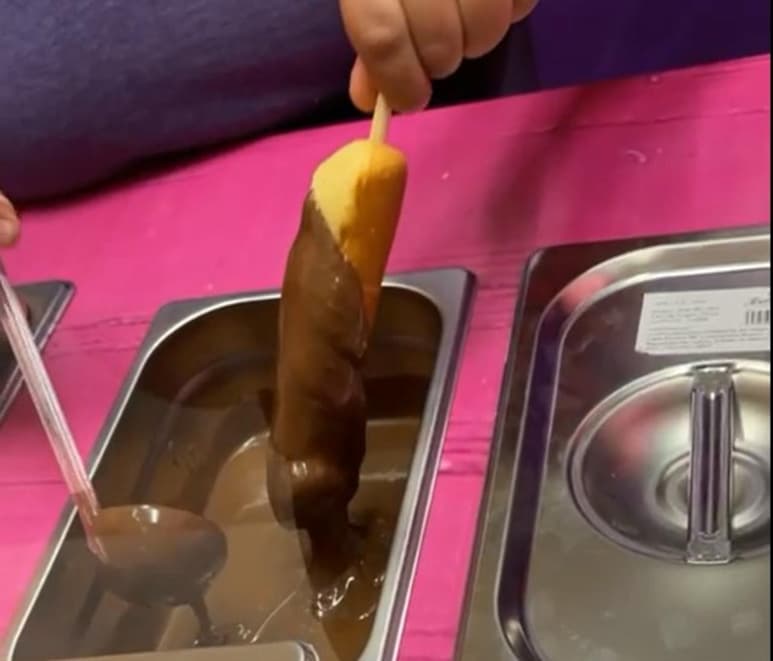 Muy al estilo 'europeo', en la Feria de Torreón sorprendió este fin de semana la apertura de un negocio que vende panes en forma de pene cubierto de chocolate y otros 'toppings'.