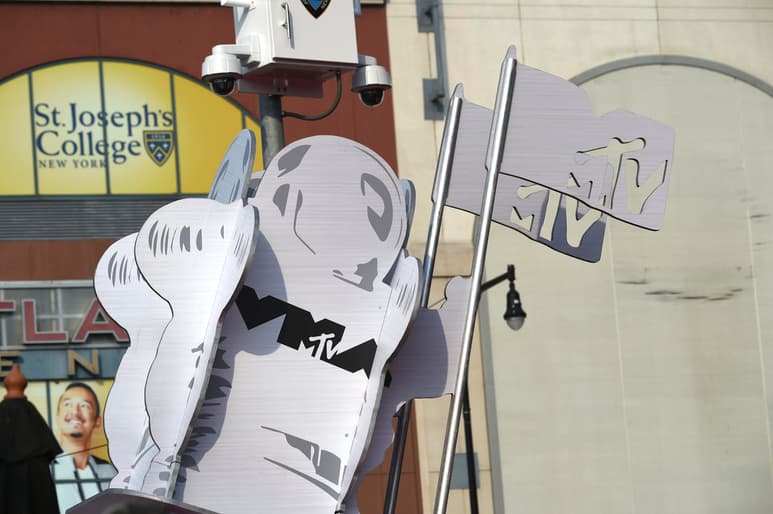 Los MTV Video Music Awards regresan en su edición 2021, una de las premiaciones más esperadas por el público, en donde se premia a lo mejor del año en el espectro musical, y que a diferencia del año año pasado, se vivirá de manera presencial con presentaciones en vivo de grandes estrellas como Olivia Rodrigo, Camila Cabello, Chloe y Justin Bieber.
