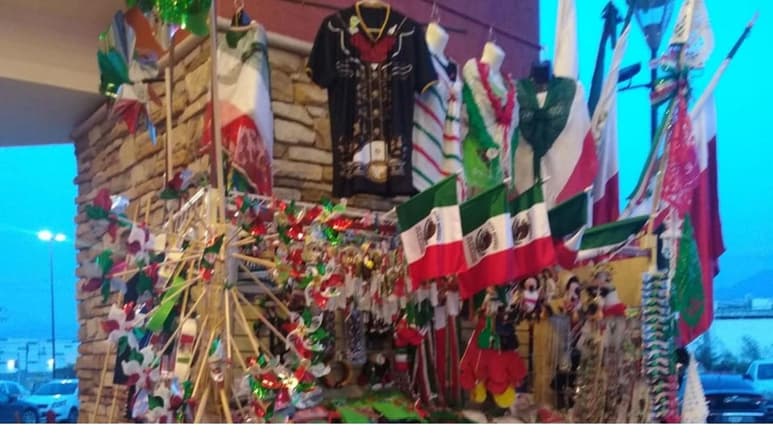 Debido a que la celebración de las fiestas patrias, se realizarán de forma virtual como el año pasado, las ventas en los comercios de Saltillo han sido mínimas, sobre todo las dedicadas a la venta de este tipo de productos. (ARCHIVO) 
