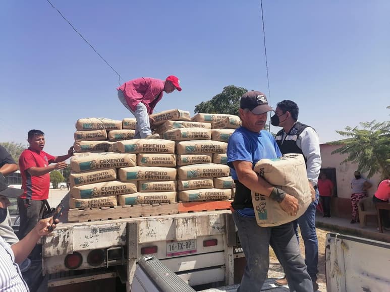 Durante este fin de semana, la dirección de Desarrollo Social en Lerdo, realizó la entrega de material de construcción subsidiado de cemento a los habitantes de las comunidades de Monterrey y Sapioriz. (ARCHIVO)