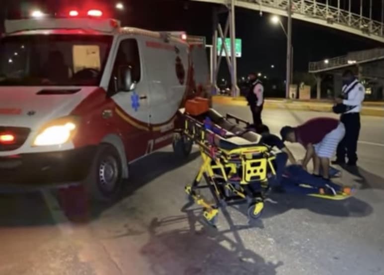 Ignorar el puente peatonal le costó la vida a un joven de 21 años de edad, luego de que la madrugada del sábado un vehículo lo atropelló mientras cruzaba el bulevar Venustiano Carranza, en el municipio de Saltillo.