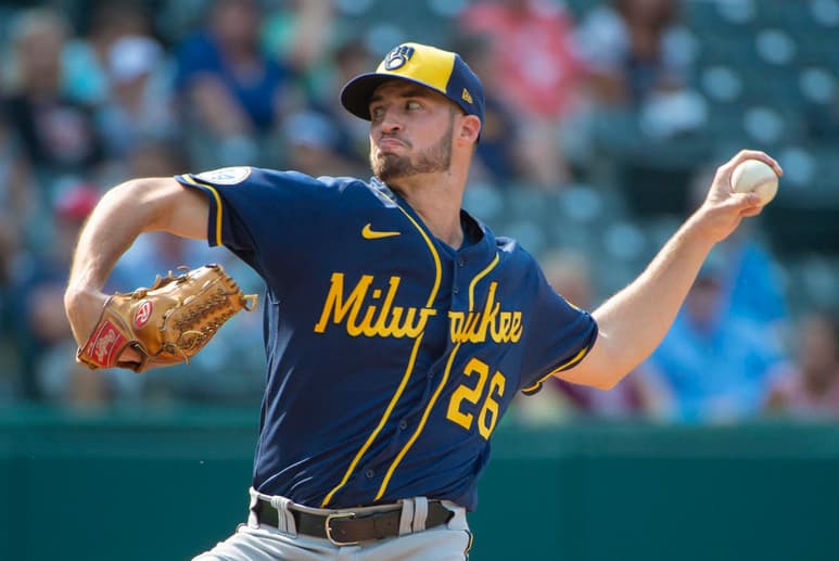 Eric Lauer llevó un juego sin hit contra los Indios hasta la sexta entrada, un día después de que los Cerveceros consiguieron un histórico sin hit ni carrera, sus compañeros pegaron cinco jonrones y y Milwaukee aplastó 11-1 a Cleveland este domingo.
