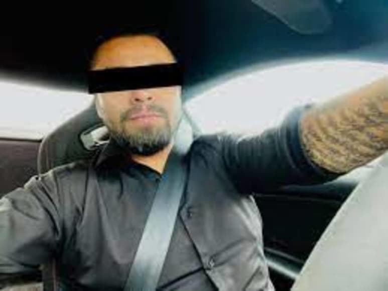 Luego de que el pasado viernes fuera vinculado a proceso por el delito de abuso sexual en contra de una mujer, Milton “NN” un conocido comunicador de redes sociales en Saltillo, alcanzó un proceso en libertad, esto tras llevarse a cabo una audiencia de revisión de medidas cautelares, donde se sustituyó la prisión por el brazalete electrónico.