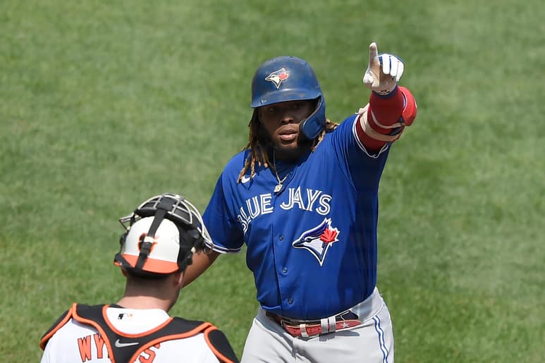 El dominicano Vladimir Guerrero Junior, continúa dejando claro que su búsqueda de la Triple Corona de bateo va en serio y este domingo el cañonero de los Azulejos igualó el liderato de jonrones de las Grandes Ligas al conectar ante los Orioles su cuadragésimo cuarto bambinazo de la campaña durante la aplastante victoria de Toronto por 22-7.