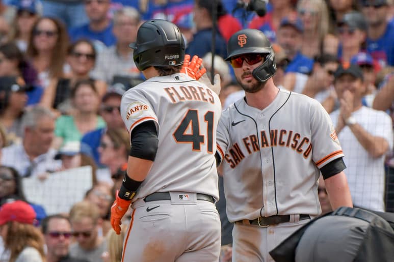 Wilmer Flores conectó un jonrón y empujó tres carreras, Kris Bryant anotó dos veces ante su exequipo y los Gigantes de San Francisco se aferraron para vencer este domingo 6-5 a los Cachorros de Chicago y llegar a siete triunfos consecutivos, su racha más larga de la campaña.