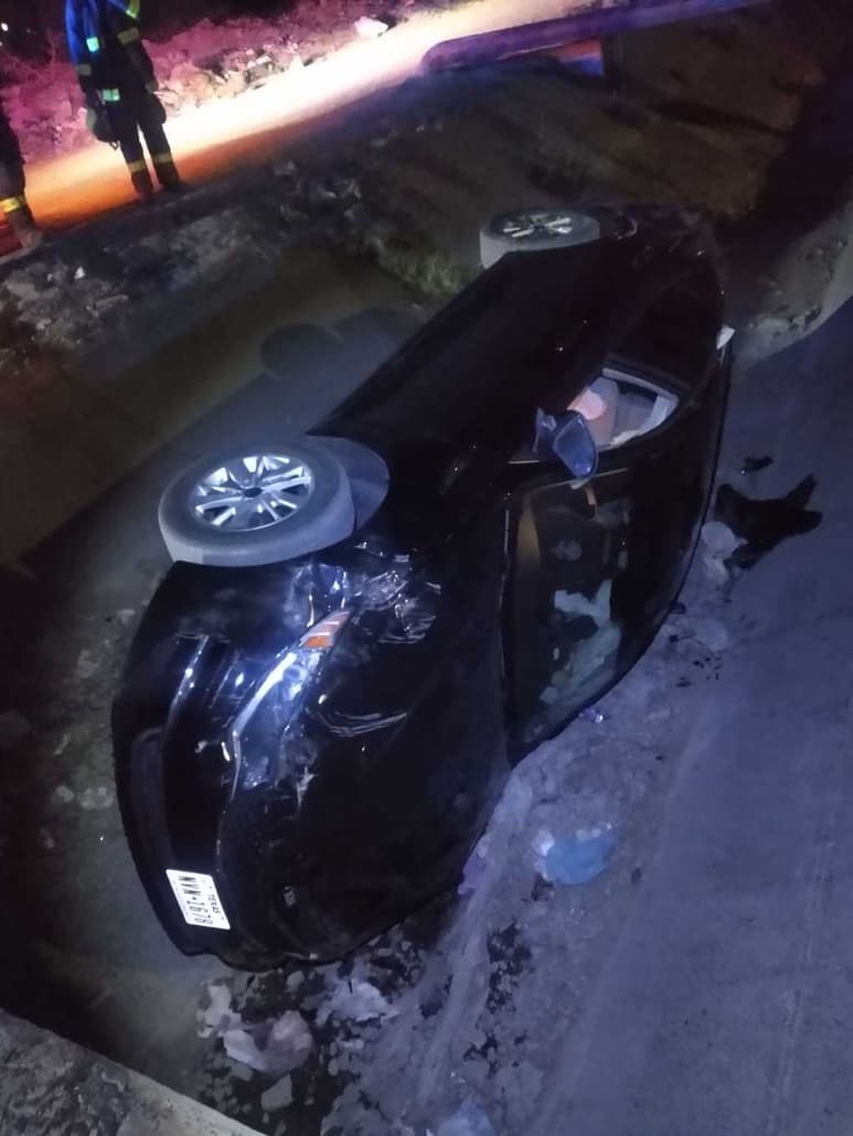 El vehículo de reciente modelo terminó dentro del canal. (EL SIGLO DE TORREÓN)
