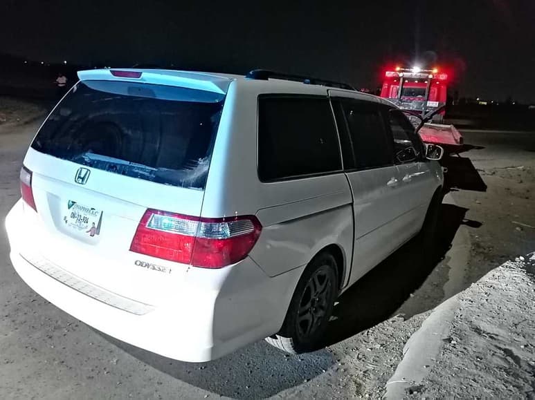 La camioneta se impactó contra un poste de madera en el fraccionamiento Los Viñedos de la ciudad de Torreón. (EL SIGLO DE TORREÓN)
