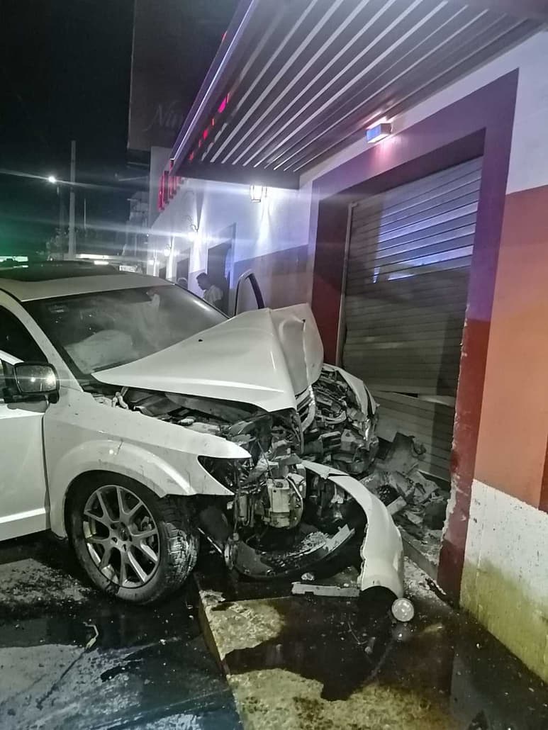 La camioneta se impactó contra un negocio y causó daños a la cortina metálica y a la barda. (EL SIGLO DE TORREÓN)