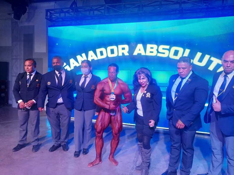 El campeón posó junto a los jueces nacionales e internacionales que dictaron justicia en el evento. (ESPECIAL)