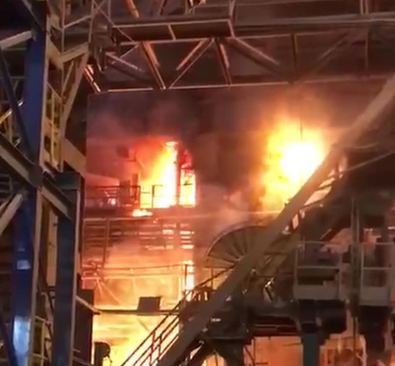 El siniestro, que no pasó a amayores, provocó un incendio en el área de BOF de la siderúrgica dos de AHMSA, que fue poco después controlado.