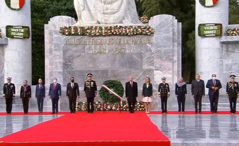 López Obrador montó una guardia de honor y depositó una ofrenda floral. (ESPECIAL)