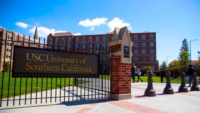 El primer juicio vinculado al escándalo de los sobornos pagados por familias para asegurar el acceso de sus hijos a prestigiosas universidades de Estados Unidos arrancó este lunes, con dos padres sentados en el banquillo. (ESPECIAL)