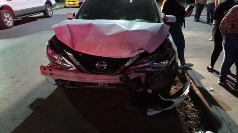 Tras los hechos, el vehículo Sentra se retiró del lugar del accidente, pero fue alcanzado por familiares de la parte afectada. (EL SIGLO DE TORREÓN)