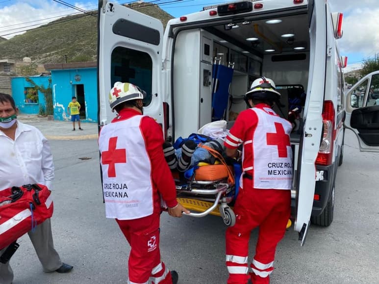 Al lugar acudieron paramédicos de Cruz Roja, quienes inmovilizaron al motociclista y lo trasladaron de emergencia a la Clínica 1 del IMSS, donde se reporta su estado de salud como grave.