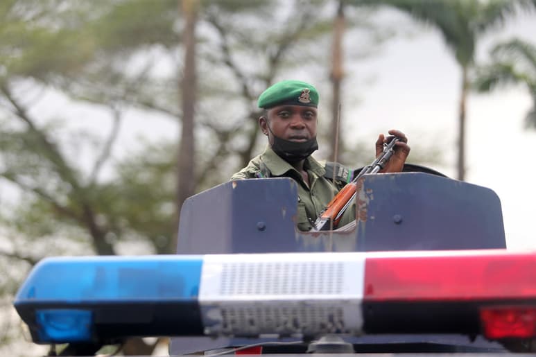 Unos 240 presos se escaparon de una cárcel del norte de Nigeria luego que hombres armados asaltaron el penal con bombas y metralla y mataron a dos guardias, informaron autoridades. (ARCHIVO)