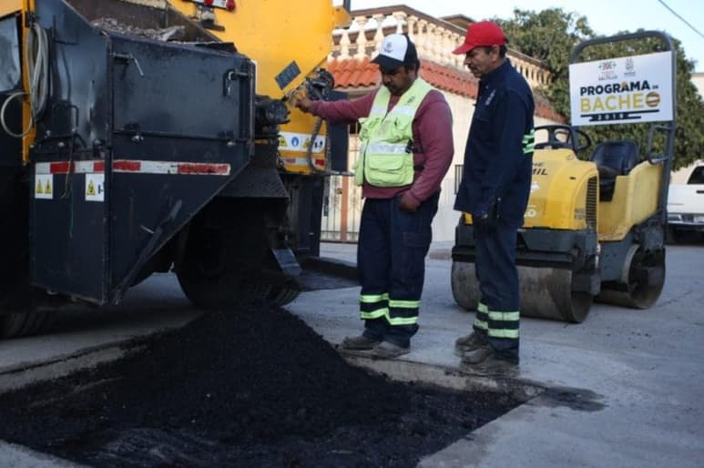 Jiménez Salinas explicó que diariamente las cuadrillas recorren todos los sectores de Saltillo para reparar los baches que reporta la ciudadanía, así como los que se encuentran a su paso.