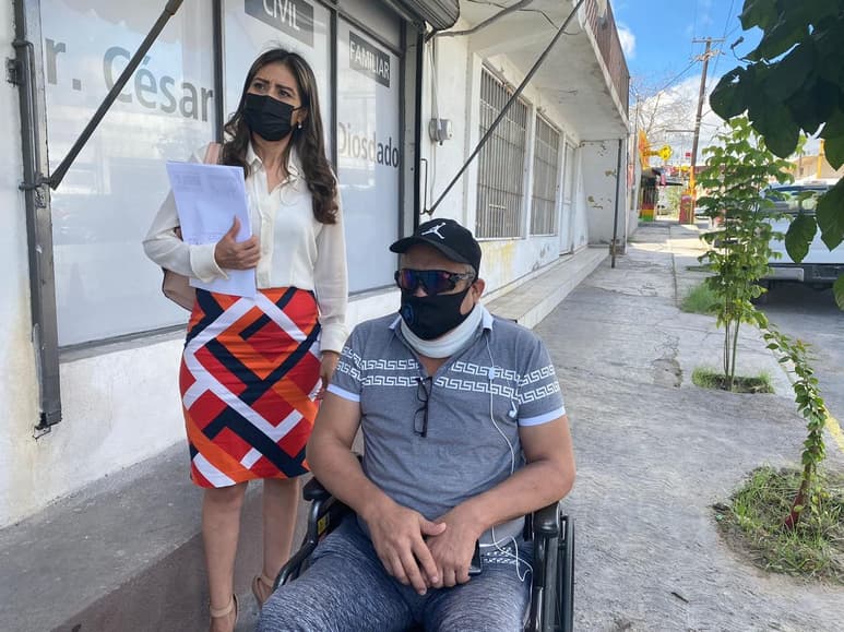 Nazario “P”, vecino del fraccionamiento Azteca que fue extraído de su casa mediante un allanamiento y con lujo de violencia, narró los hechos en los que casi lo matan a golpes.