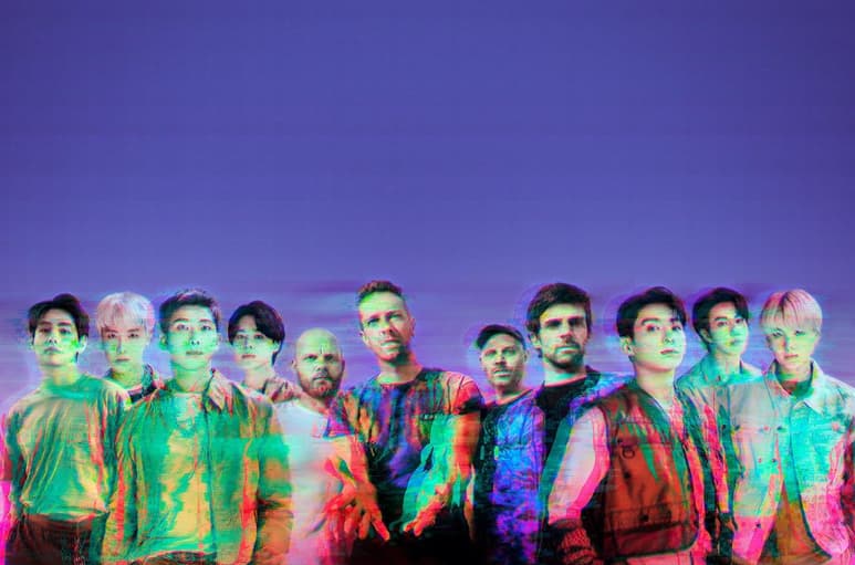  Dos universos se han unido, por un lado, el de los famosos surcoreanos BTS, que han dominado el mundo y las premiaciones en tiempos recientes, y por otro, el de la emblemática Coldplay, banda creada en los 90.