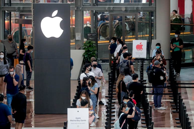  ​​Apple difundió un parche de software de gran importancia para corregir una vulnerabilidad de seguridad que, según investigadores, podría permitir a piratas informáticos infectar los iPhones y otros dispositivos de Apple sin que el usuario tenga que dar clic.