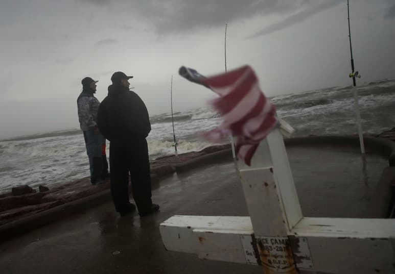 Prevén toque tierra en 'próximas horas' y entre hasta Luisiana. (AP)