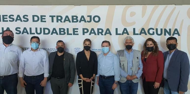 Legisladores participan en la mesa de diálogo con motivo de Proyecto de Agua Saludable. (CORTESÍA)
