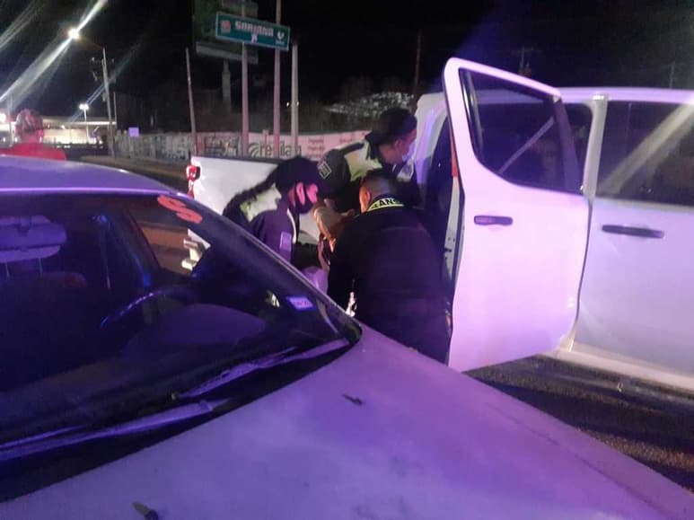 Tras sufrir coma diabético, hombre se queda varado en el bulevar Miguel Alemán de Gómez Palacio. (EL SIGLO DE TORREÓN)