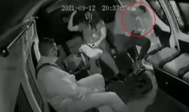 Durante el trayecto en la combi, el pasajero estaba dormitando hasta que perdió el control y cayó fuera de la unidad (CAPTURA)