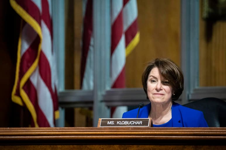 Un grupo de senadores demócratas de Estados Unidos presentó este martes una nueva propuesta de ley para proteger el derecho al voto frente a las restricciones que los republicanos han ido imponiendo a nivel estatal. (ARCHIVO)
