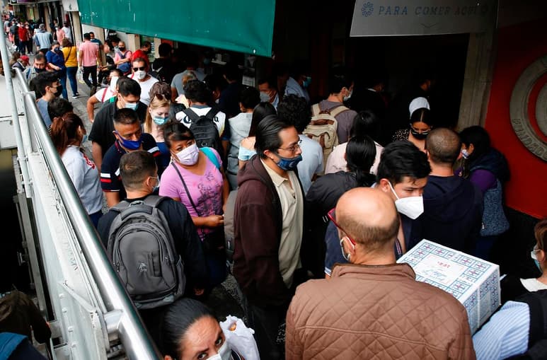 El Gobierno mexicano presumió este martes de una reducción en todo el territorio de la tercera ola de COVID-19, que ha dejado los mayores contagios de toda la pandemia, entre polémicas por su plan de vacunación y la reactivación de eventos masivos. (ARCHIVO)