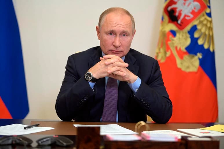 El presidente ruso, Vladímir Putin, impulsó hoy programas sociales para familias, pensionistas y militares de cara a las elecciones legislativas que arrancan este viernes en el país y lo hizo desde su residencia de Novo-Ogariovo, donde se encuentra autoaislado por varios casos de coronavirus en su entorno. (EFE)