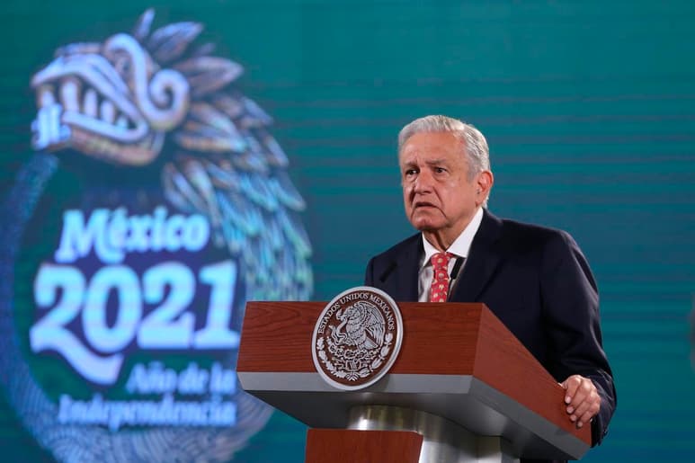 Ante la fotografía que este domingo divulgó el canciller Marcelo Ebrard con el senador Ricardo Monreal -y por la cual ha trascendido que se buscaría hacer un frente para exigir que no haya favoritismo en la contienda por la candidatura presidencial en Morena para 2024- el presidente Andrés Manuel López Obrador rechazó que exista este acuerdo pues aseguró que todos los presidenciables de la 4T 'son amigos' y son 'compañeros'. (EFE)
