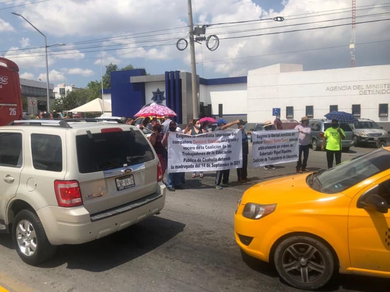La madrugada de este martes, elementos de seguridad desalojaron el lugar, ya que en esta plaza se realizan los festejos patrios. En este lugar detuvieron al maestro Gustavo García y al momento permanece en el Ministerio Público en donde sus compañeros han decidido darse cita y exigir su liberación.